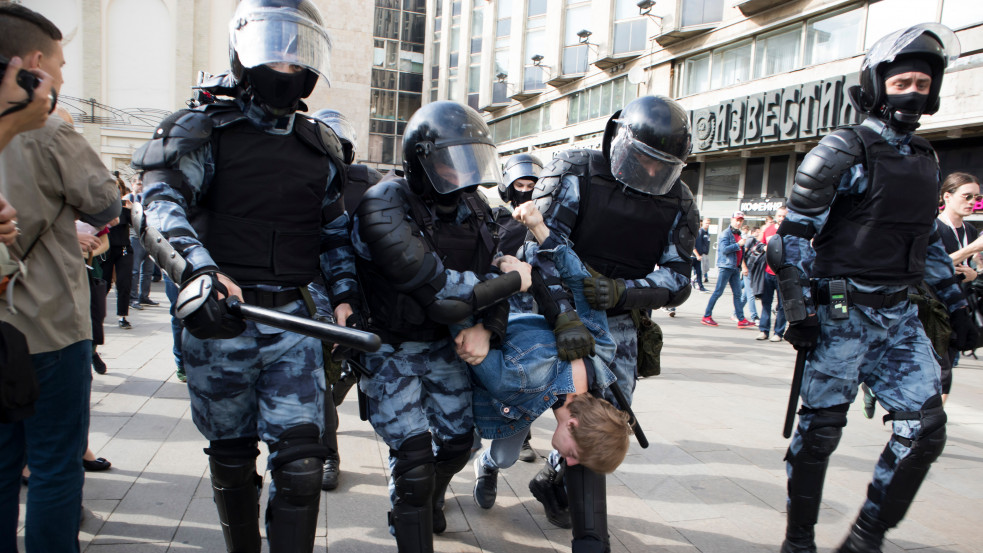 Ezreket tartóztattak le Oroszországban, mert a háború ellen tüntettek 