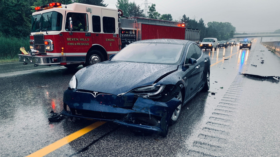 Bajban a Tesla: vizsgálat indult az autógyár robotpilótája miatt, ami számos balesetért lehet felelős