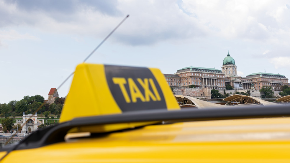 Drágulás: Hétfőtől ennyivel emelkednek a budapesti taxis tarifák