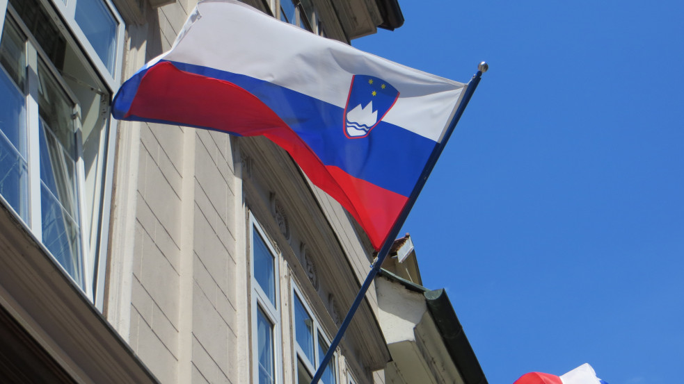 "Túlságosan hasonlít az oroszra" - Levonták a zászlót a kijevi szlovén nagykövetségről