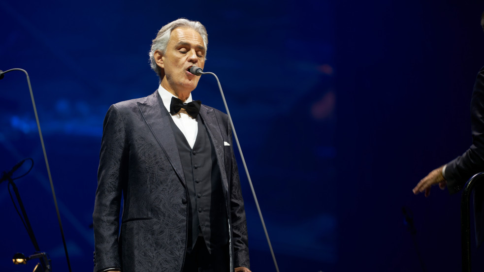 Megható gesztust tett Andrea Bocelli egy volt izraeli túsz felé - videó