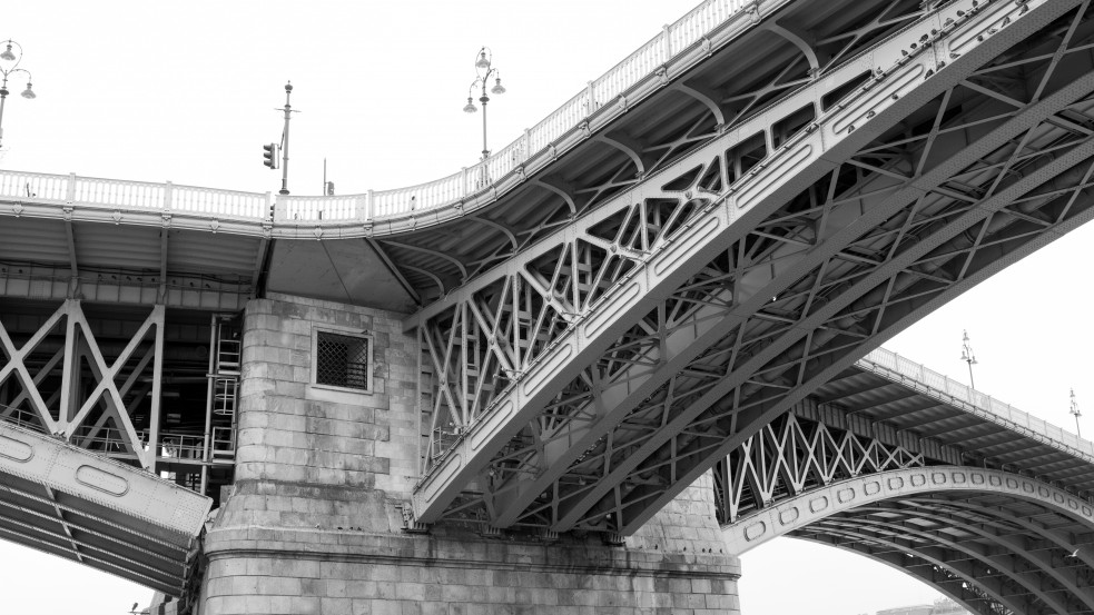 Sikerült visszatartani a Margit-hídról ugrani készülő kamaszt az öngyilkosságtól