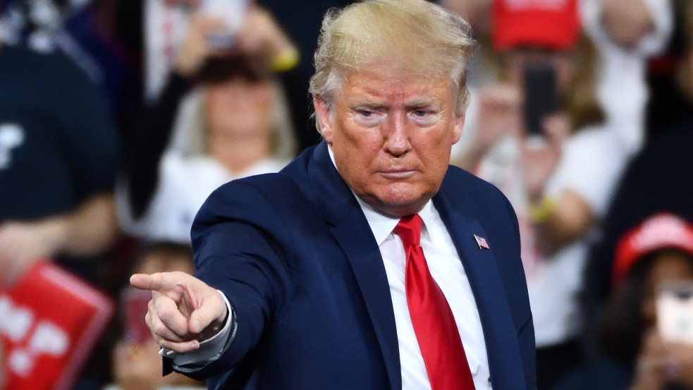 Trump lesöpredékezte a kaliforniai kormányzót