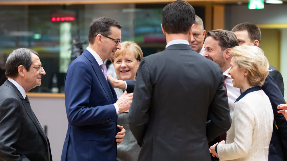 Hiába minden lengyel igyekezet, egyelőre egy vasat sem kapnak a helyreállítási alapból 