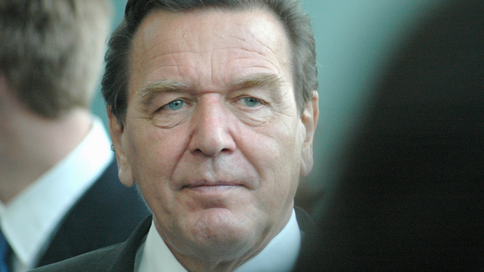 Elvennék Gerhard Schröder juttatásait, mert nem határolódott el Putyintól