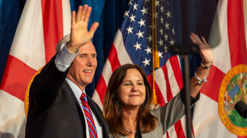 Budapestre jön Mike Pence 