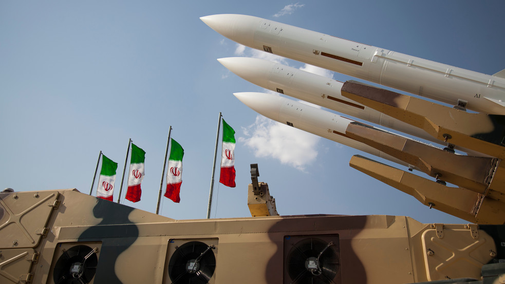 Folytatódik Irán kegyetlen megtorlása az Öböl-államokkal szemben, 3 ezernél is több rakétát és drónt lőtt ki