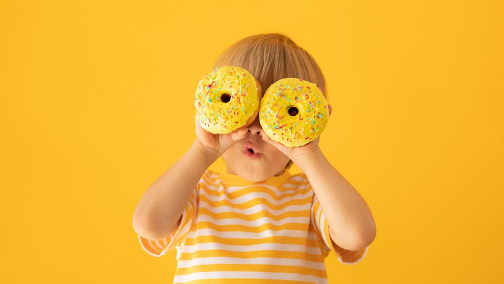 Csak egy pillanatra kapta meg a mobilt, több mint ezer dollárért rendelt sütit egy négyéves kisfiú 