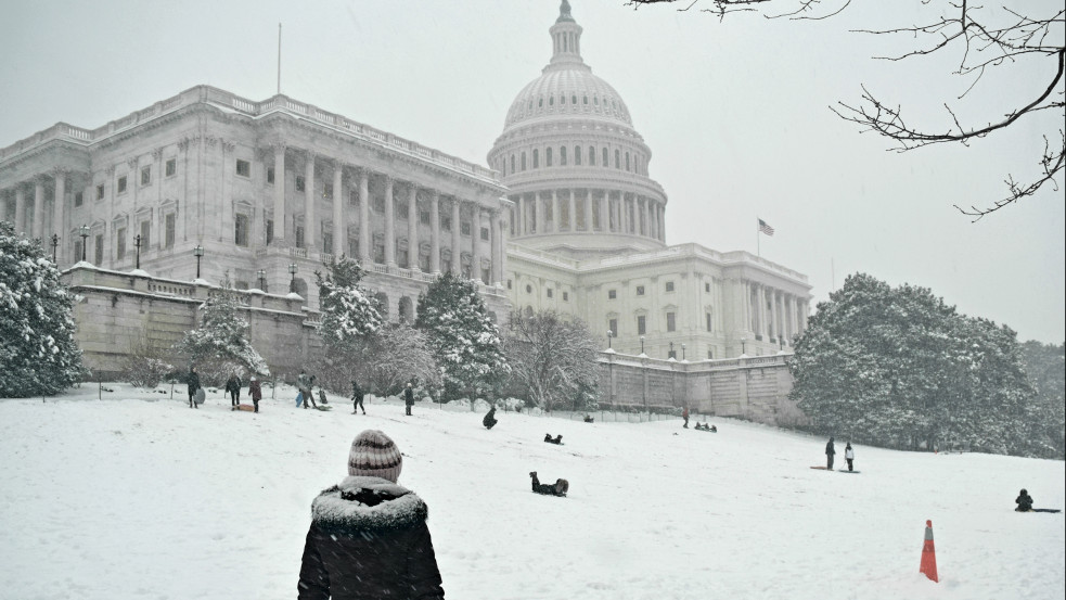 Jelenleg is százezrek vannak áram nélkül Amerikában a fagypont alatti hőmérsékletben