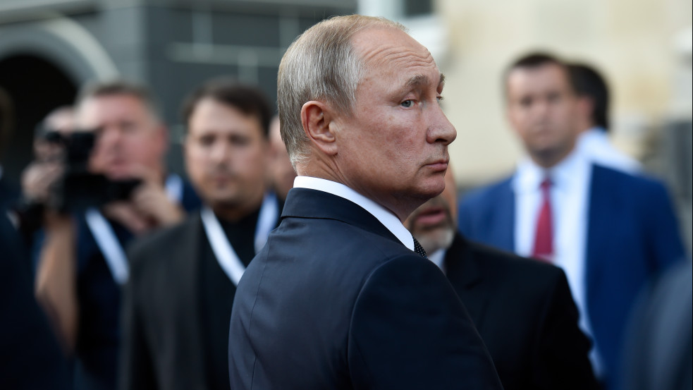 Putyinon gúnyolódnak a Nyugat vezetői, aki elhagyja Oroszországot 
