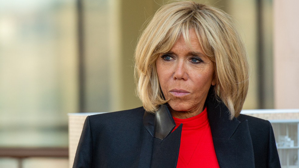 Videó: Leszajházta Macron felesége az egyik humoresten akciózó feminista aktivistákat