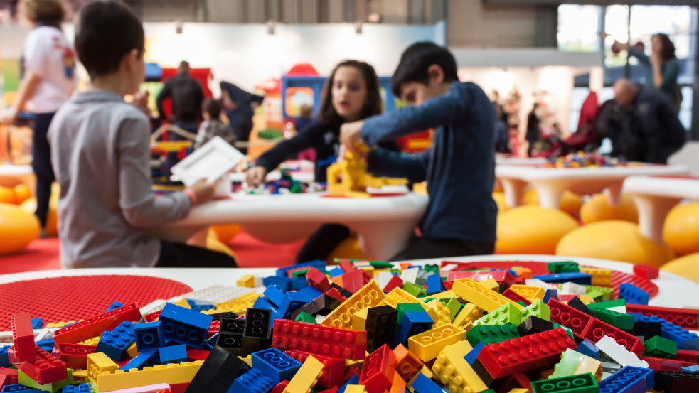 "Káros nemi sztereotípiákra" hivatkozva szünteti meg lányos és fiús játékait a Lego