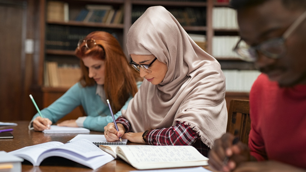 Túl radikálisak lettek a brit egyetemek: az Egyesült Arab Emírségek már nem támogatja diákjai továbbtanulását a szigetországban