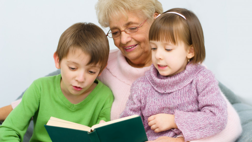 Kutatás: unokáikra jobban rá tudnak hangolódni érzelmileg a nagymamák, mint gyermekeikre