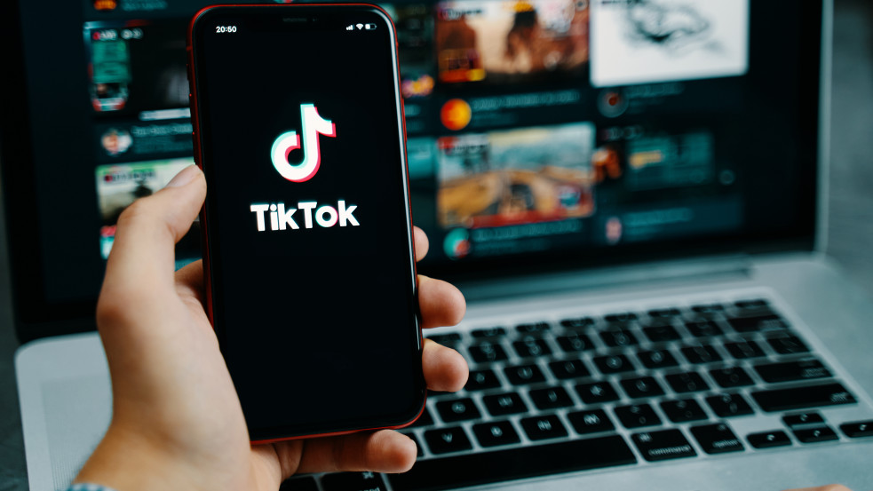 A TikTok vezető munkatársa szerint a moderátorok a Hamász propagandáját népszerűsítik