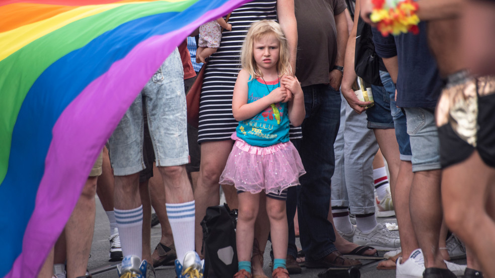 Orbán: akármit is csináljon Brüsszel, nem fogjuk beengedni az LMBTQ-aktivistákat a gyerekeink közé