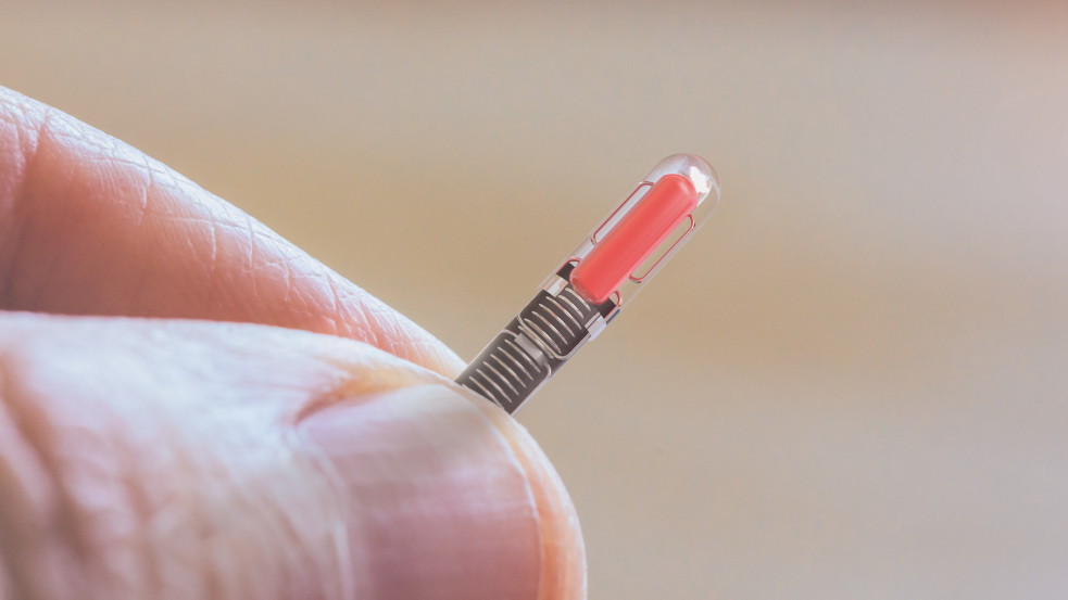 Lenyelhető nyomkövető chipet fejlesztett a Pfizer - Davosban mutatták be