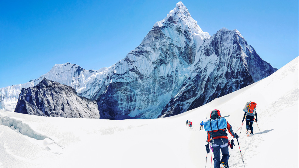 8800 méter magasra másztak a kínai tudósok, hogy tudják mérni a hőmérsékletet a Mount Everesten