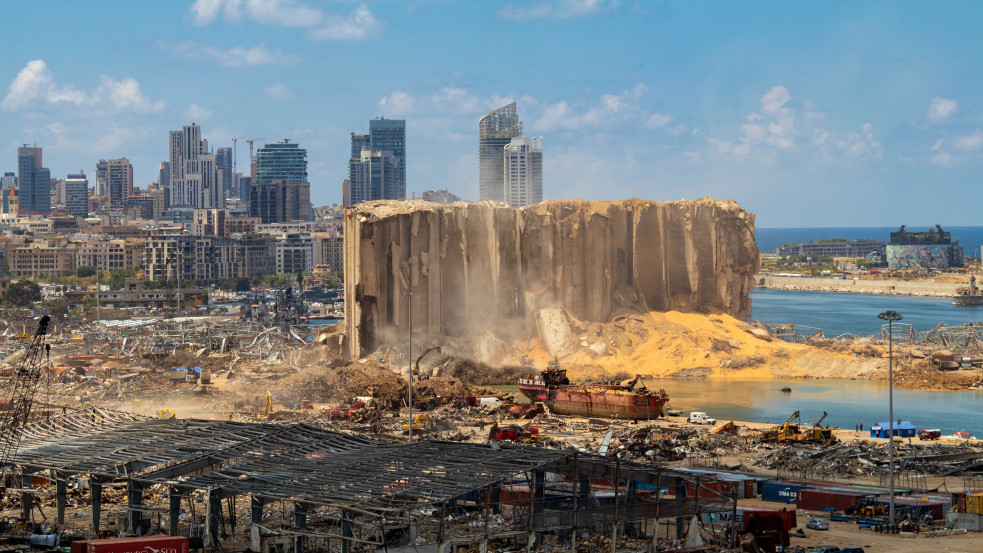 Összeomlott két gabonatároló a bejrúti kikötőben történt robbanás évfordulóján