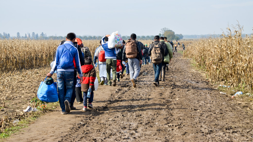 Több menekültet kellene befogadnia a tagállamoknak az EU biztosa szerint