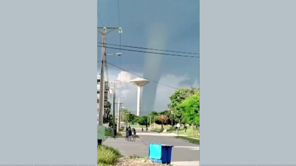 Hatalmas, örvénylő vízoszlop csapott le Kubában - videó