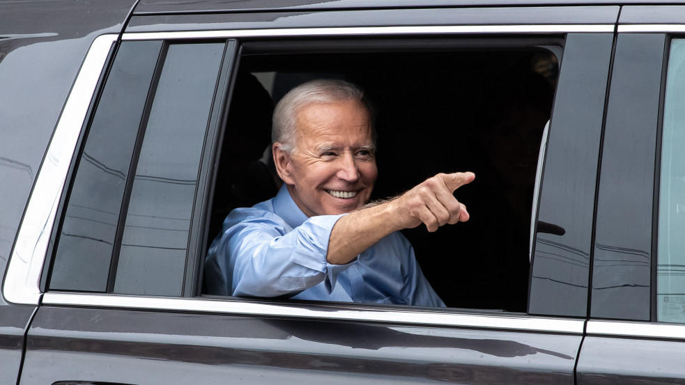 Fagyival poénkodott Biden, majd részvétet nyilvánított a tragikus iskolai lövöldözés miatt
