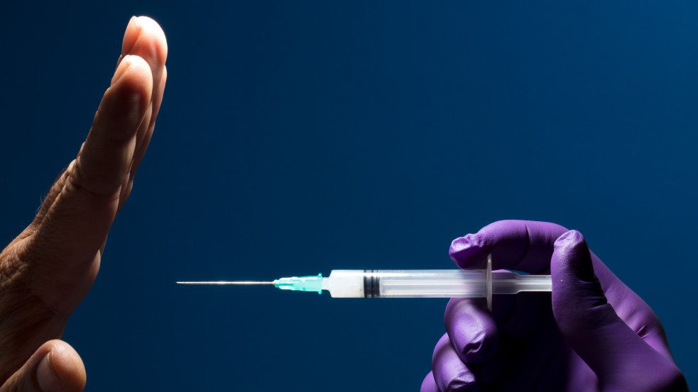 Felmérés: az amerikaiak ötöde hiszi, hogy mikrocsip van a vakcinákban