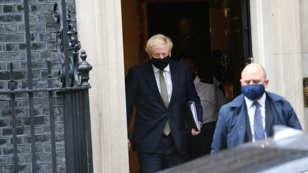 Háromszáz fotó, 16 illegális parti: szorul a hurok a Covid-korlátozások alatt is bulizó Boris Johnson körül