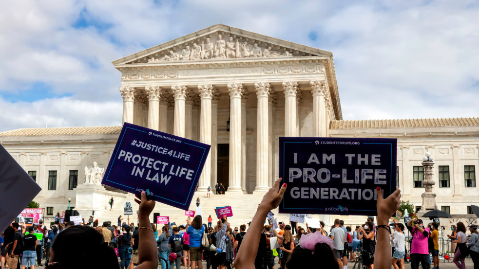 Történelmi fordulat: a Legfelsőbb Bíróság eltörölte az abortusz alkotmányos védelmét