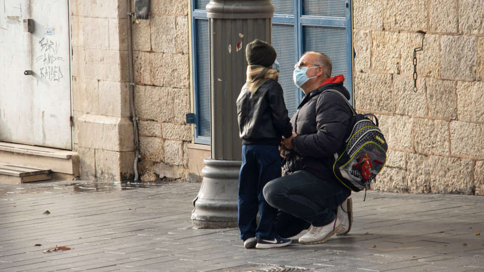 Meredeken emelkedik a fertőzöttek száma Izraelben: az új vírushordozók fele iskolai tanuló
