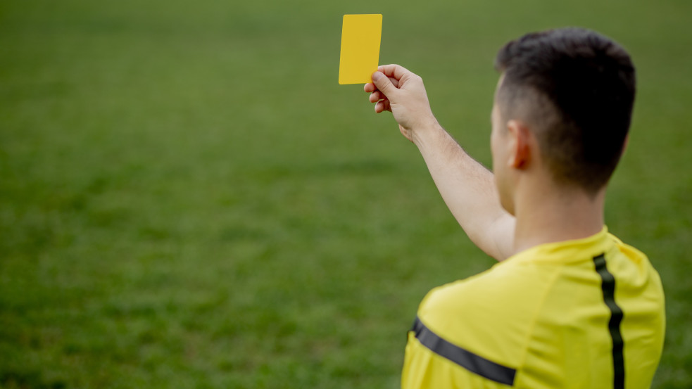 Váratlan fordulat: Uno-kártyát mutatott a bírónak a focimeccsen sárga lapot kapó humorista