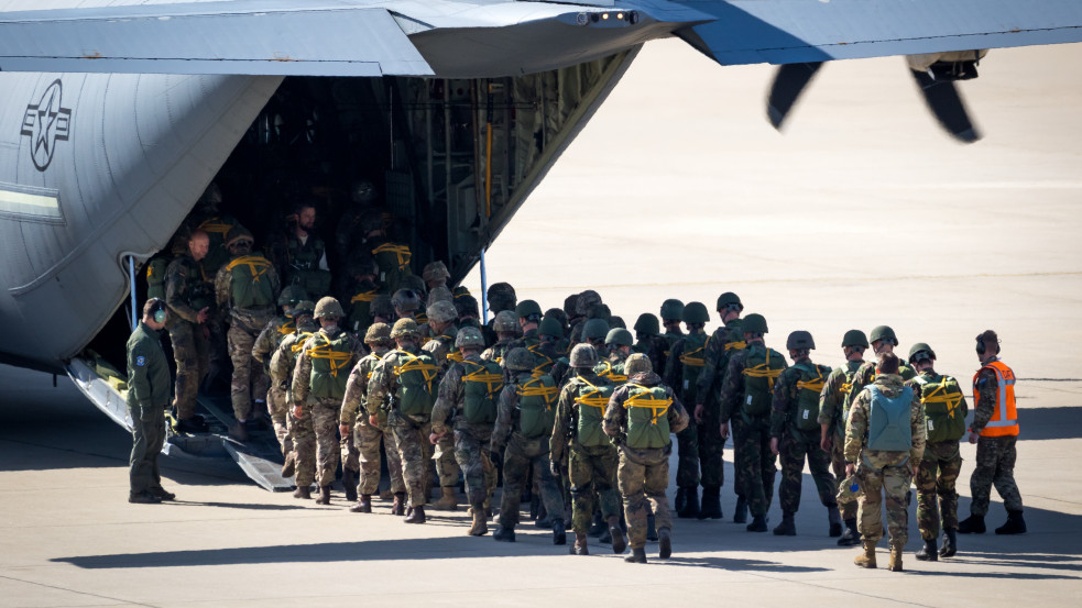 Biden utasította a Pentagont: több ezer amerikai katonát küldenek Európába