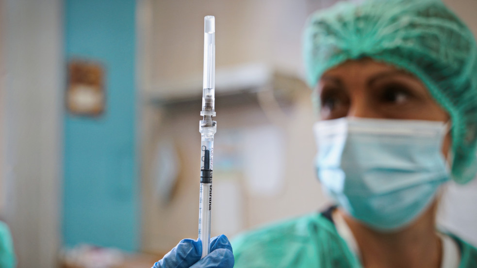 Harmadik oltást javasol a Pfizer a delta variáns ellen