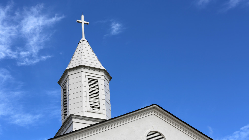 Megkezdődött a per annak a papnak az ügyében, akinek a torkát egy francia templomban vágták el dzsihadisták