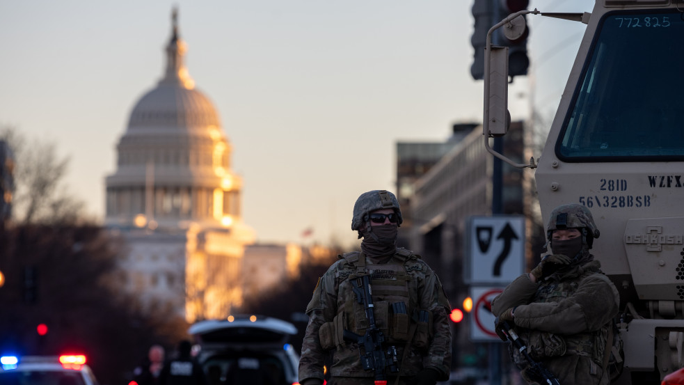 Amerikai ejtőernyősök miatt ürítették ki a Capitoliumot