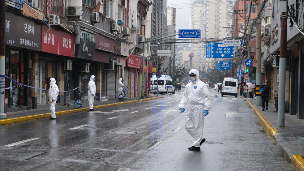Élelmiszerhiányra és ellátatlanságra panaszkodnak a koronavírus miatt vesztegzár alá helyezett Sanghajban 