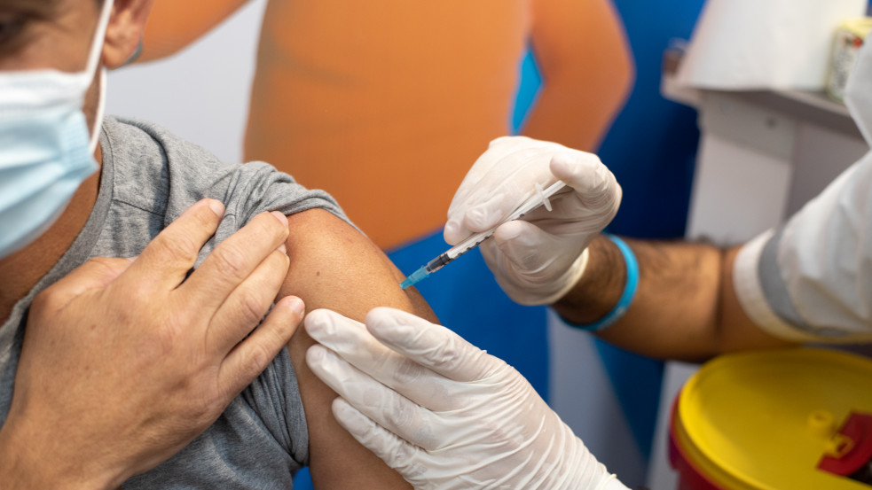 Már éjjel is oltanak Izraelben, elkezdtek megtelni a Covid-osztályok