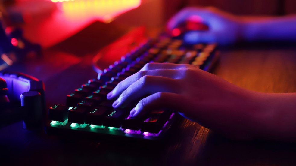 Az agyhullámokat figyelő futurisztikus eszközzel veszi fel Kína a harcot a pornó ellen