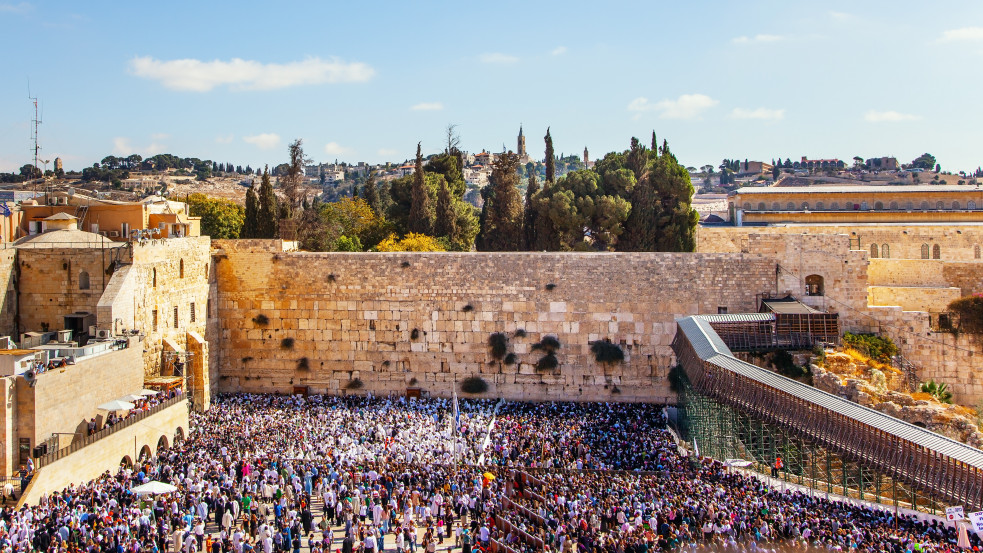 Negyvenezren imádkoztak szombat este a Siratófalnál Jeruzsálemben