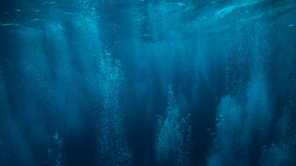 Ötfokos tó mélyéről kellett felúszniuk a lezuhant helikopter túlélőinek Oroszországban