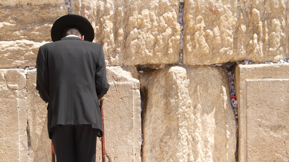 Özönlenek az imák a jeruzsálemi Siratófalhoz a pandémia alatt 