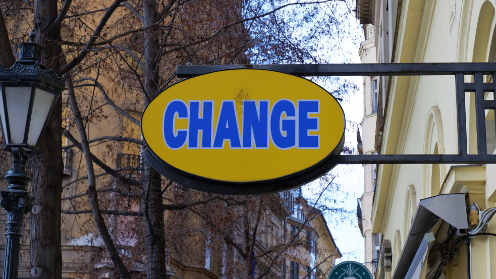 Kissé gyengült a forint, sok múlik az orosz-ukrán tárgyalásokon 