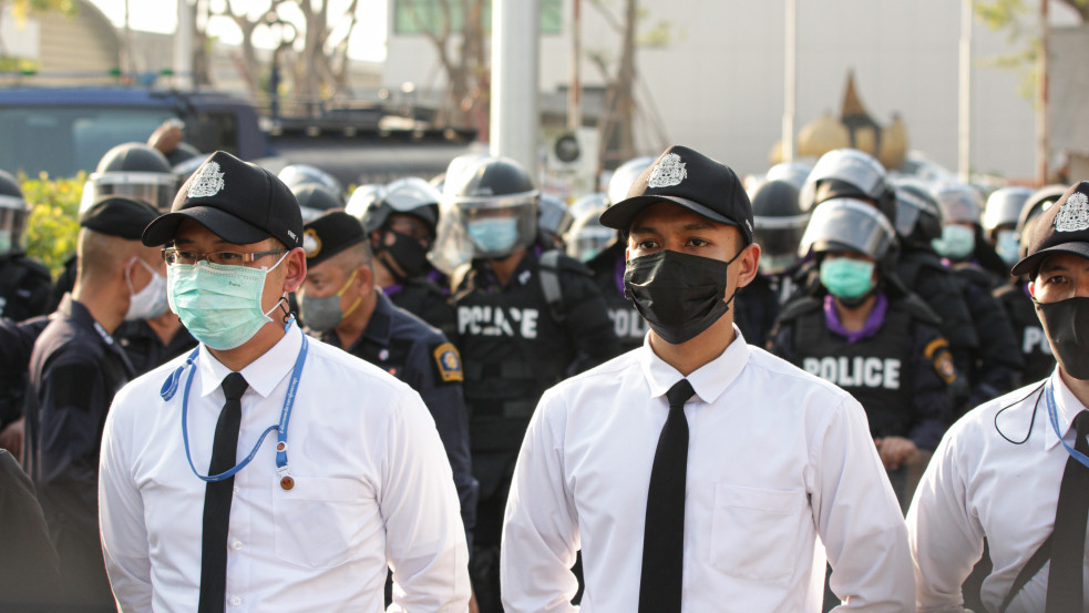 Legalább 31-en meghaltak egy thaiföldi óvodában, miután egy volt rendőr tömegmészárlásba kezdett