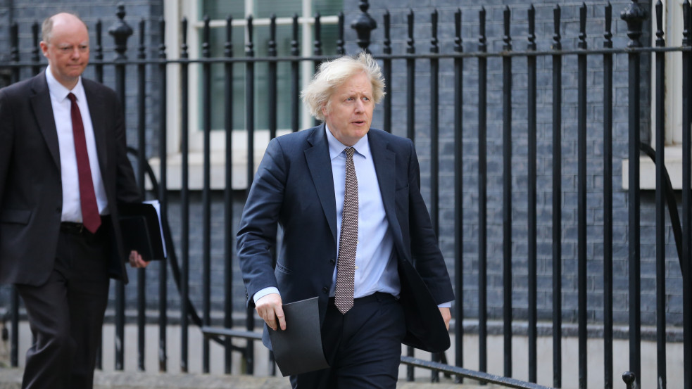 Hiába könyörögnek a miniszterei, nem hajlandó lemondani a botrányhős Boris Johnson