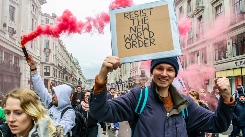 A világjárványt a "globális elit" idézte elő a románok kétharmada szerint