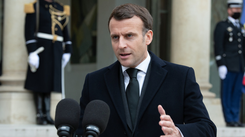 Tabudöntés: Macron nem zárja ki, hogy Európa katonákat is küldjön Ukrajnába