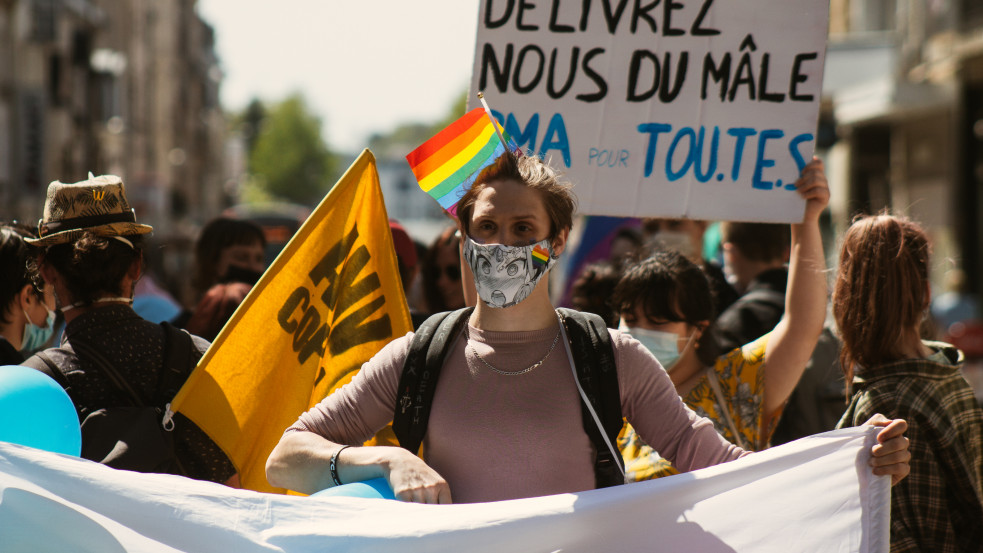 Mostantól Franciaországban is börtönbe zárhatják azt, aki segítene az LMBT-életmódot elhagyóknak