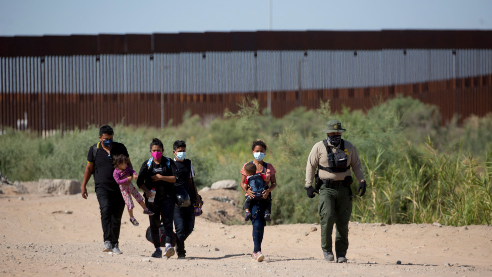 Fulladás, szomjhalál, mélybe zuhanás, autóbaleset: több száz bevándorló halt meg az Egyesült Államok határánál