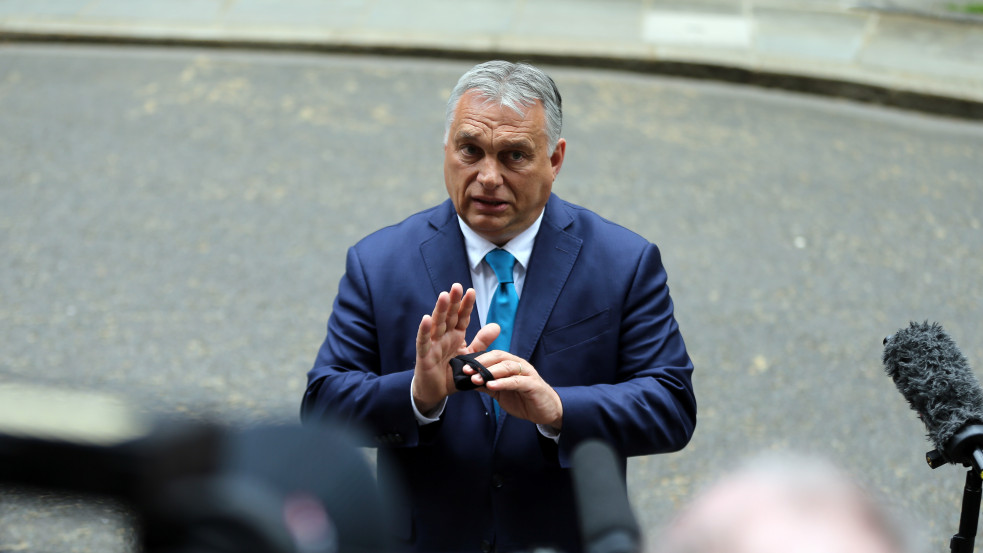 Fotó: Elromlott Orbán Viktor csónakja, egy újságíró vitte partra