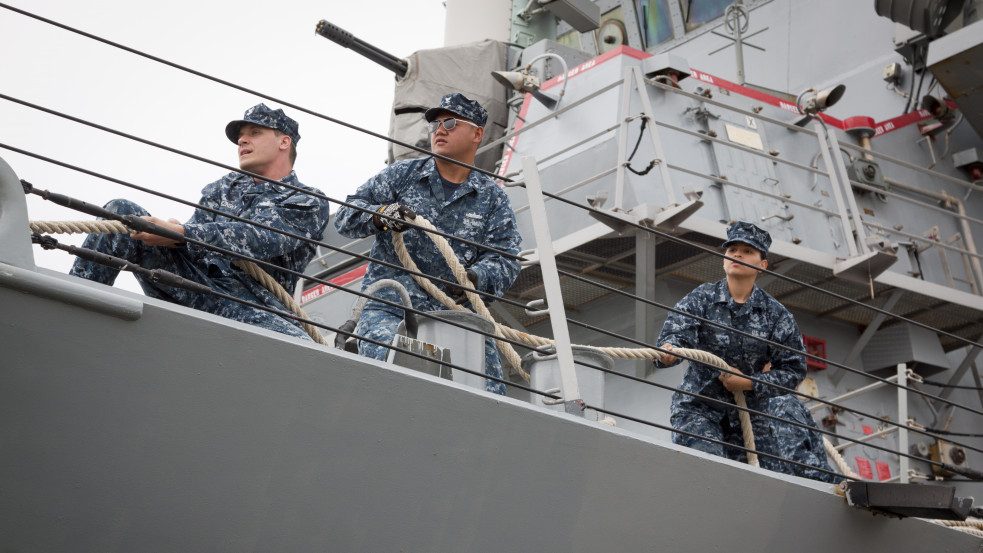 „A remény Krisztus” - így vennék fel a harcot a növekvő öngyilkosságok ellen az amerikai anyahajókon